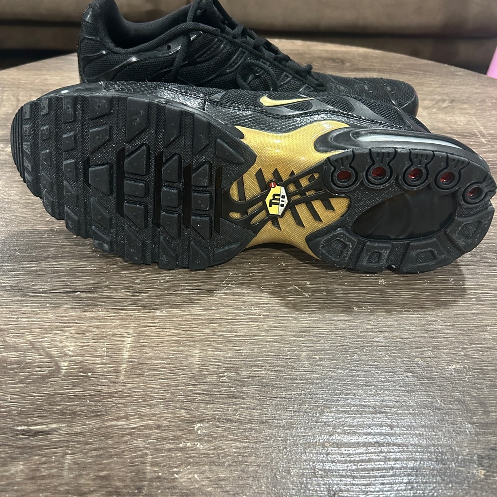 Nike Men's Black and Gold Sneakers - Picture 6 of 7
